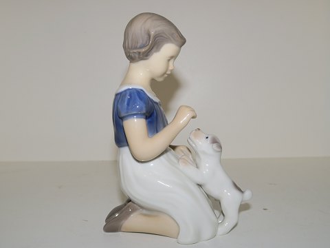 Bing & Grondahl figurine
Girl with puppy