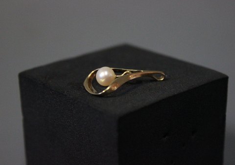 Pendant in 8 ct. gold with fine Little cultured Pearl, design by BH.
5000m2 showroom.