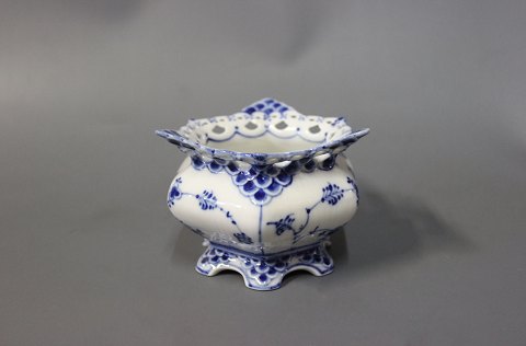 Royal Copenhagen blue fluted lace sugar bowl, no.: 1/1112.
5000m2 showroom.