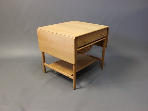 Sewing/Work table in soap treated oak by Hans J. Wegner and Andreas Tuck.
5000m2 showroom.