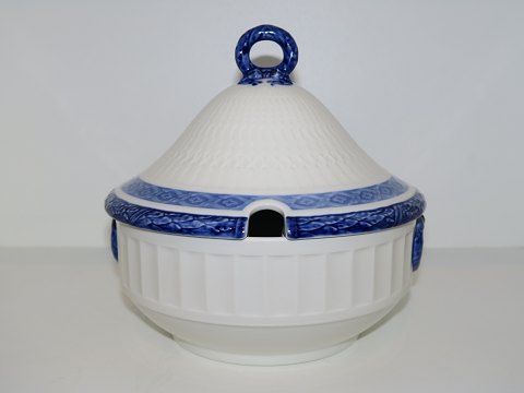 Blue Fan
Large lidded gravy tureen