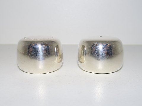 Georg Jensen 
Henning Koppel salt- og peberbøsse