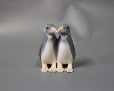 Royal Copenhagen porcelain figure a couple of penguins, no.: 1190.
Great condition
