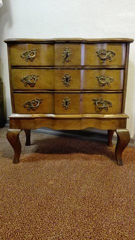 Baroque chest of drawers of oak straight broken 
front approx. From 1750