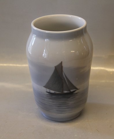 Royal Copenhagen  0579-108 RC Vase  17 cm Marine decoration Sailship
