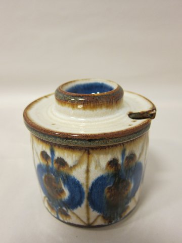 Michael Andersen Keramik, Bornholm
Pot/jar with a lid
Design: Marianne Stark
H.: 10cm
