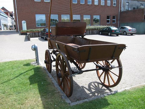 Horse-drawn carriage, antique 
Please note: The carriage has been kept under solid cover for many years