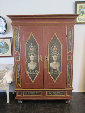 Baroque wardrobe, from Sønderjylland (Nordschleswig), year 1744 (appears from 
the decoration). 
The wardrobe is "exposed" by a professional restorer until the painting about 
1780, however there are 4 squares with the original painting and year from 1744.