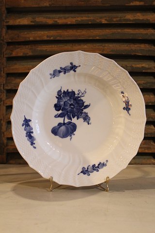 Royal Copenhagen Blue Flower dinner plate curved.
Dia.:25,5cm. 10/1621.