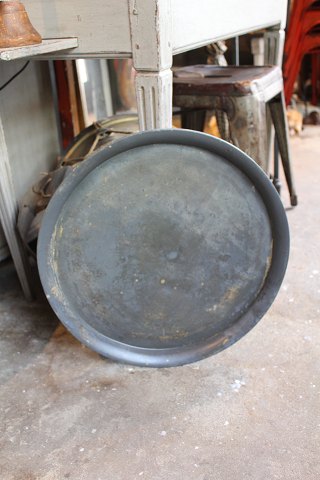 Old rounded tray in polished metal.