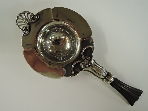 Georg Jensen
Silver (830)
tea strainer
Model no. 6