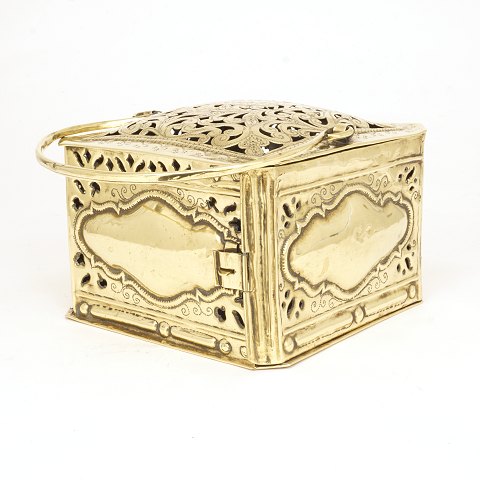 Foot warmer made of brass. Friesland circa 1750. 
H: 15cm. 22x22cm