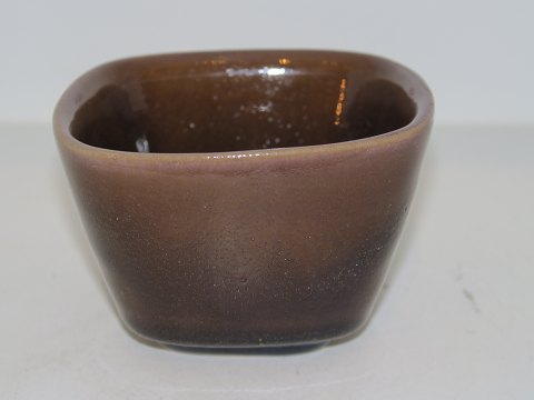 Royal Copenhagen art pottery
Unique miniature bowl by Nils Thorsson