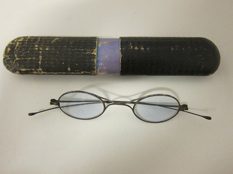 An old pair of glasses incl. case