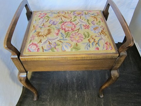 Stool / Music stool
Stool / Music stool with a very beautiful and well kept embroidery on the seat
It is possible to lift up the seat which shows a furniture repository
In a very good condition
H: 61cm, L: 50cm, W: 36cm