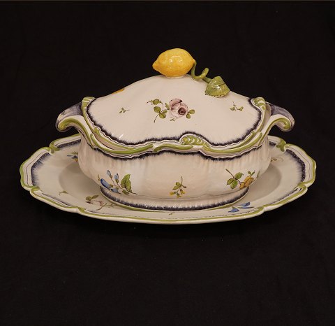 Swedish Rococo faience tureen. Stralsund circa 
1770. Plate: 46x33cm. Tureen H: 21cm. L: 37cm