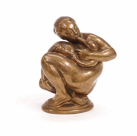 Kai Nielsen, 1882-1924, bronzefigur i form af Leda 
og Svanen. Støbt hos L. Rasmussen, København. No 
61. Signeret. H: 15cm