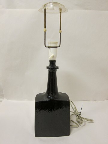 Table lamp
From Knabstrup, Denmark (1897-1988)
Design: Arne Basse
H: 34,5cm without the holder
Please note: Chip