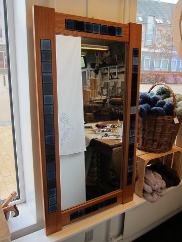 Mirror with a rim of teak and blue tiles
110cm x 61cm
In a good condition