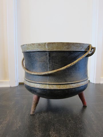 Pot made of cast iron
An antique pot, made of cast iron and with 3 legs and a holder
About 1870
H: 36,5cm, Diam: 41cm