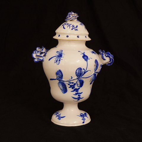 Blådekoreret potpourrivase af fajance. 
Stockelsdorff ca. år 1780. H: 36cm