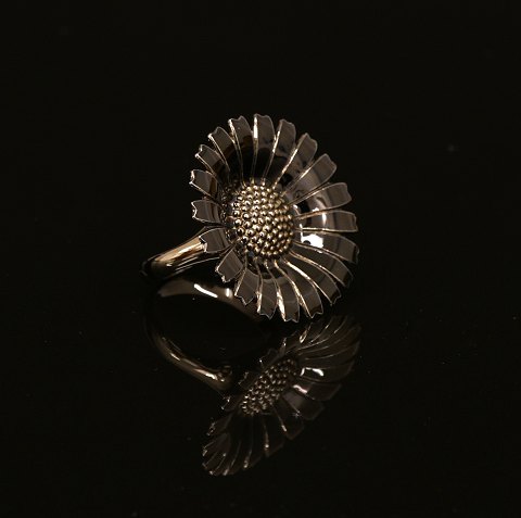 Georg Jensen: A large Daisy ring. D: 3,2cm. 
Ringsize: 58