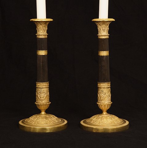 A pair of Empire gilt bronze candelsticks. France 
circa 1830. H: 28cm