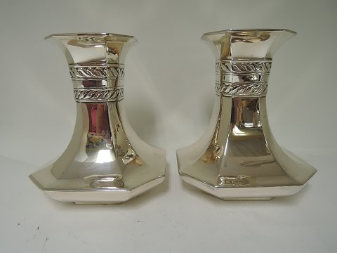 Silberne Vasen
Silber (830)
Ein Paar
