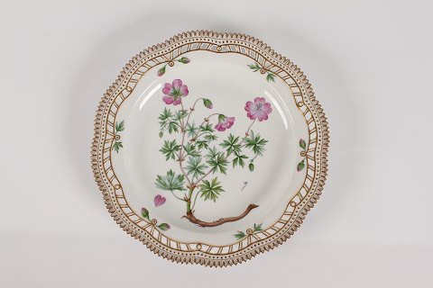 Royal Copenhagen
Flora Danica
Plate 3574
with lace egde
Ø 29 cm
Kr. 3800,-