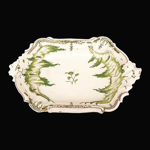 Large plate, faience.
Green decorated and signed.
Manufactured in Schleswig, Northgermany, 1760.
L: 48x29cm