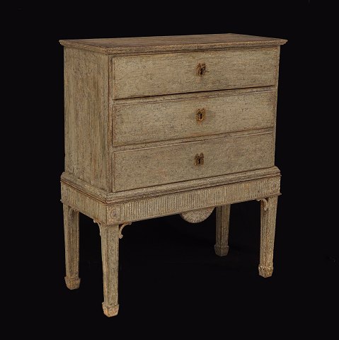 A greengray decorated Gustavian chest of drawers. 
Sweden circa 1800. H: 90cm. W: 73cm. D: 35cm