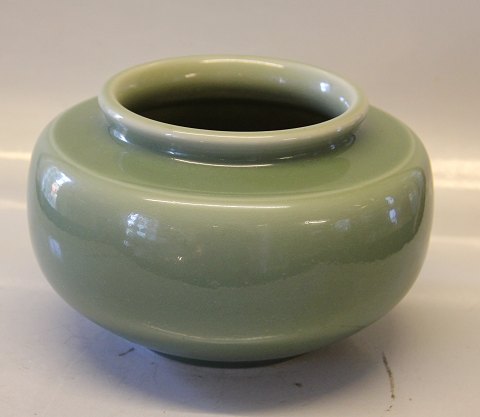 Royal Copenhagen Art Pottery 2901 Kgl. Grøn Celadon glasseret Vase 15 x 22 cm 
Signeret  S.K. 8