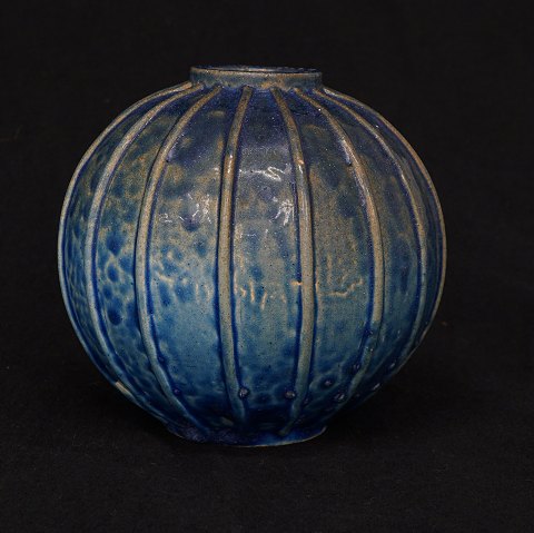 Arne Bang: Kuglevase i stentøj. H: 14cm