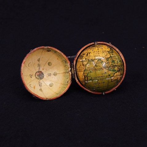 Newtons New & Improved Terrestrial Pocket Globe: 
Lommeglobus i originalt etui beklædt med 
fiskeskind. Fremstillet 1835. Globus d: 5,1cm