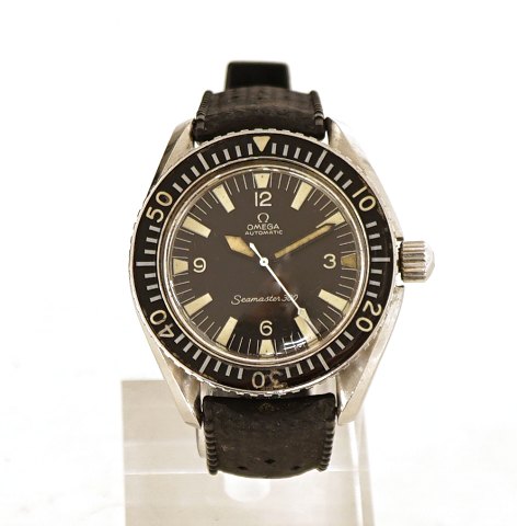 Omega Seamaster 300. Made circa 1968. Ref. 
165.024. Cal. 552. D: 42mm. Original 
"Tropic"-strap