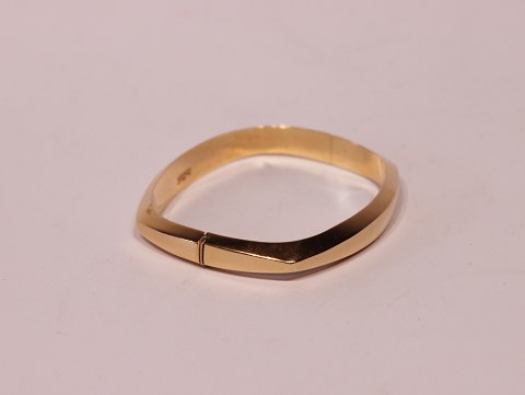 14 ct. gold bangle stamped Skriver.
5000m2 showroom.