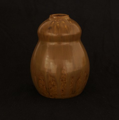 Patrick Nordström: Vase aus Steingut, Erdfarben. 
Signiert mit Monogramm und datiert 1924. H: 16,5cm