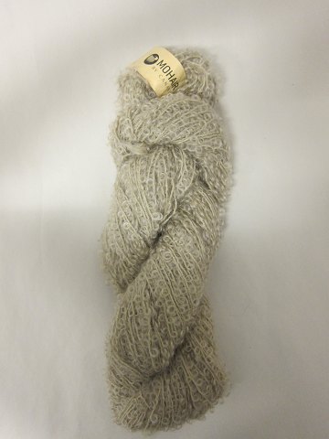 Mohair Bouclé
Mohair Bouclé er et naturprodukt fra sydafrikanske angorageder.
Den viste farve er: Sand, Farvenr. 1005
Prisen er pr. nøgle med 100 gram Mohair Bouclé