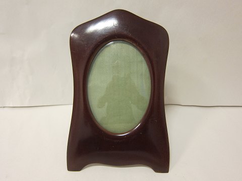 Photo frame, old, made of mahogany and with curved glass
In a good condition and the glass is whole
About 1900
24cm x 14cm
We have a large choice of photo frames
Please contact us for further information