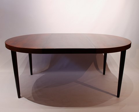 Dining table with two extentions in rosewood designed by Omann Junior from the 
1960s.
5000m2 showroom.