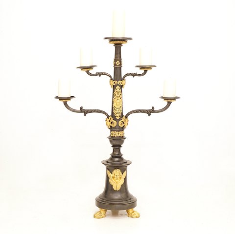 Stor femarmet gulvstage i patineret og forgyldt 
bronze. Frankrig ca. år 1850. H: 95cm. B: 66cm