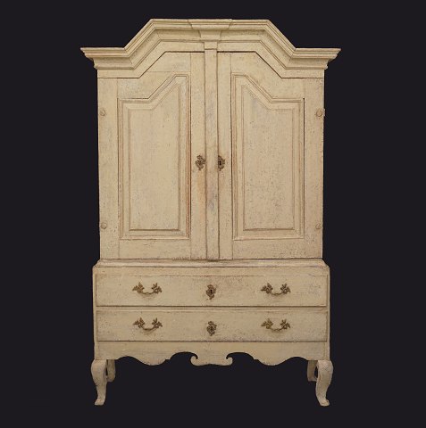 Originaldekorierter Barock Schrank. Schweden um 
1750. H: 193cm. B: 127cm. T: 43cm