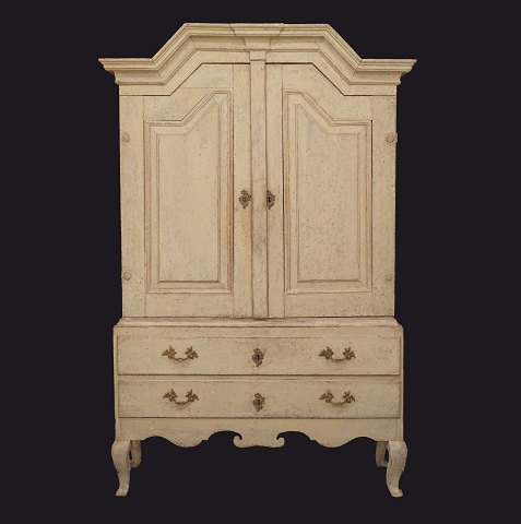 Originaldekorierter Barock Schrank. Schweden um 
1750. H: 193cm. B: 127cm. T: 43cm