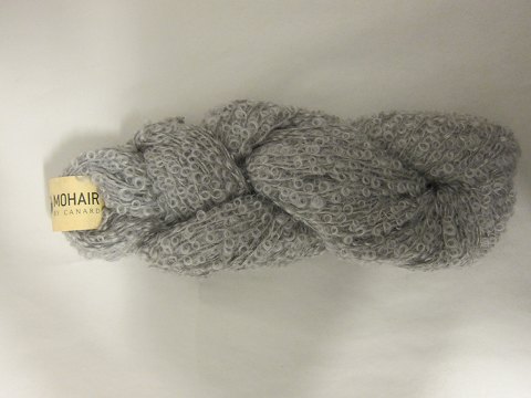 Mohair Bouclé
Mohair Bouclé er et naturprodukt fra sydafrikanske angorageder.
Den viste farve er: Sølv grå, Farvenr. 1081
Prisen er pr. nøgle med 100 gram Mohair Bouclé