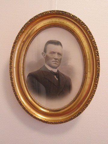 Frame with gold leaf
An antique beautiful frame with gold leaf, incl. the beautiful old Photo.
Beginning of the 1900