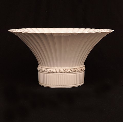 Arno Malinowski, 1899-1976, for Royal Copenhagen: 
Stor cremefarvet opsats. H: 20cm. D: 37cm