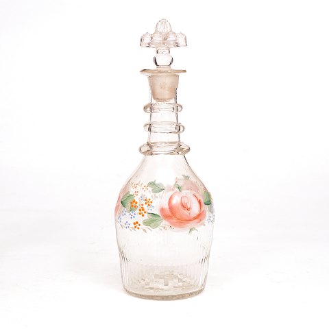 Emailledekorierte Karaffe. Hergestellt um 1860. H: 
24,5cm