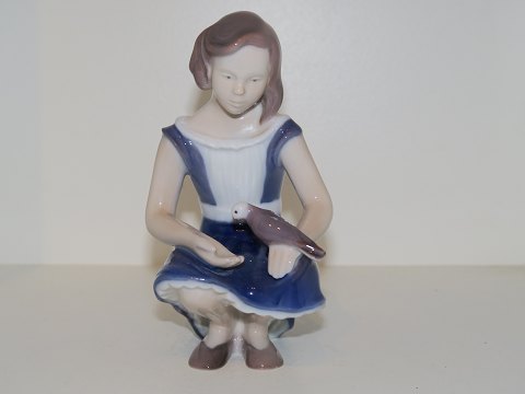 Bing & Grondahl figurine
Girl feeding dove