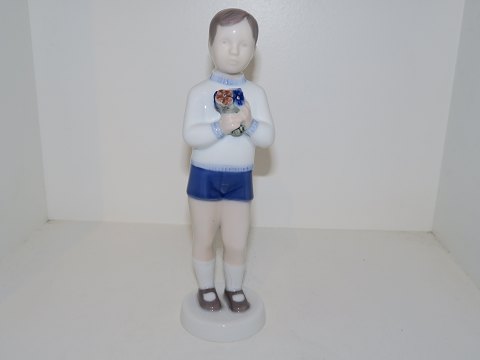 Bing & Grondahl figurine
Boy with bouquet of flowers