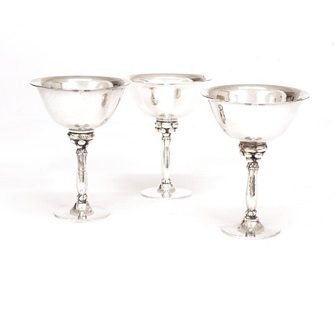 Harald Nielsen for Georg Jensen: Et sæt på tre 
cocktailbægre i sterlingsølv. #479A. H: 10,5cm. D: 
7,7cm. V: 292gr (3)